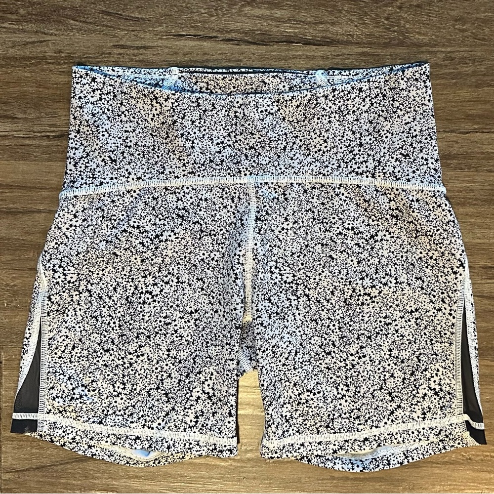 Lululemon Train Times Short (6") in Ditsy Daisy White Black / Black. Size 8